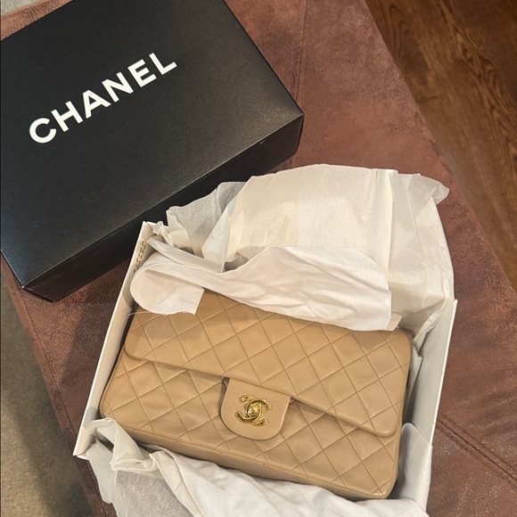 CHANEL vintage Chanel 2.55 10" flap bag made of cream lambskin leather - Picture 10 of 10